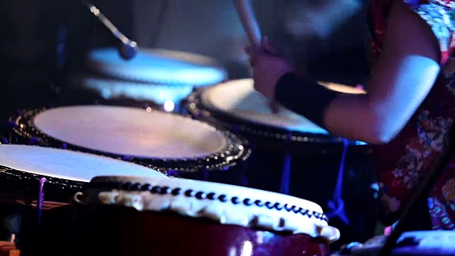 日本太鼓表演-慢-蓝视频素材
