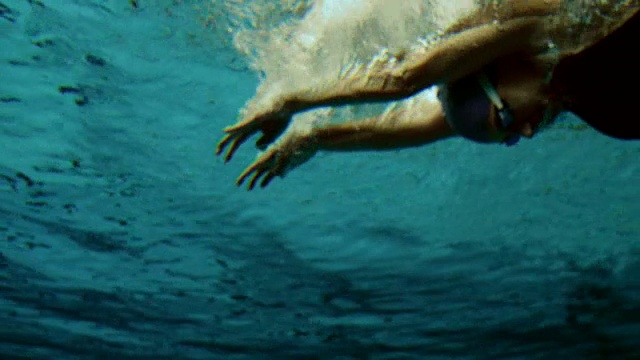 水下拍摄的女性游泳者视频素材
