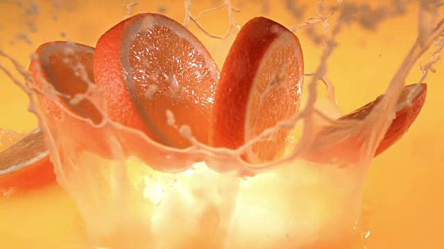 一片橙子掉进水里视频下载