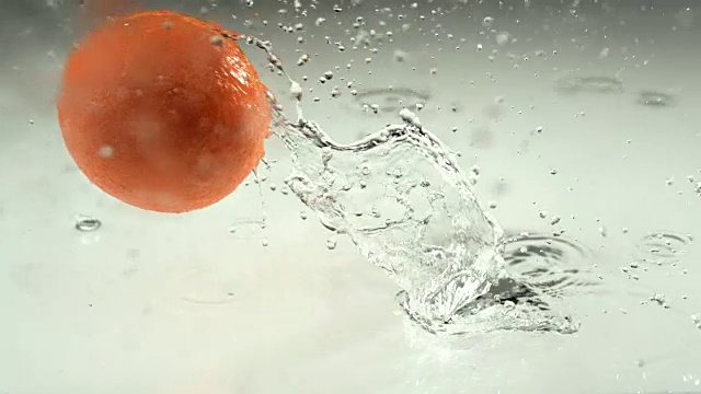橙子掉进水里视频素材