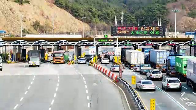 在白阳隧道收费亭和许多汽车通过釜山的收费亭视频下载