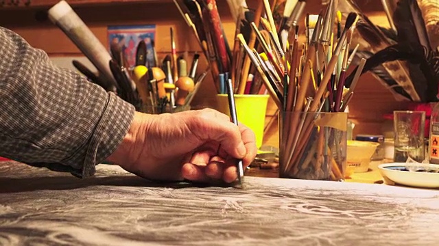 一个男画家的手在画着什么视频素材