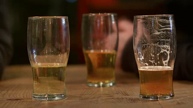 靠近啤酒杯在和在传统的英国酒吧视频素材