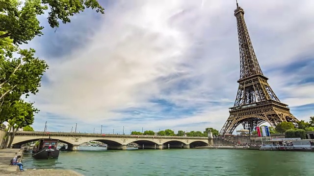 埃菲尔铁塔和巴黎塞纳河上的船只的时间流逝。视频下载