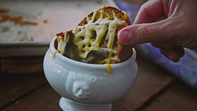 吃自制的法式洋葱汤视频下载