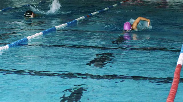 女子游泳运动员游自由泳视频素材