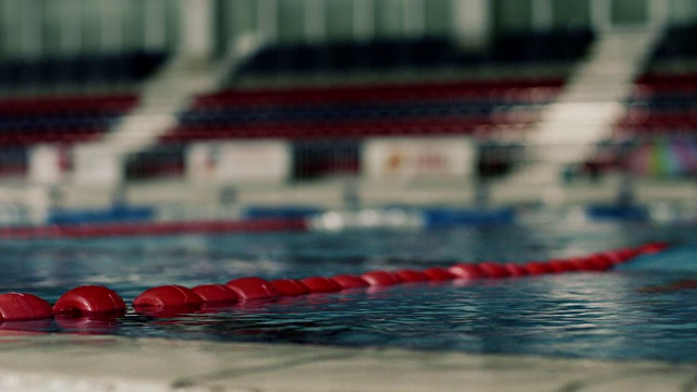 年轻的男游泳运动员视频素材