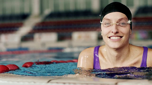 女游泳运动员视频素材
