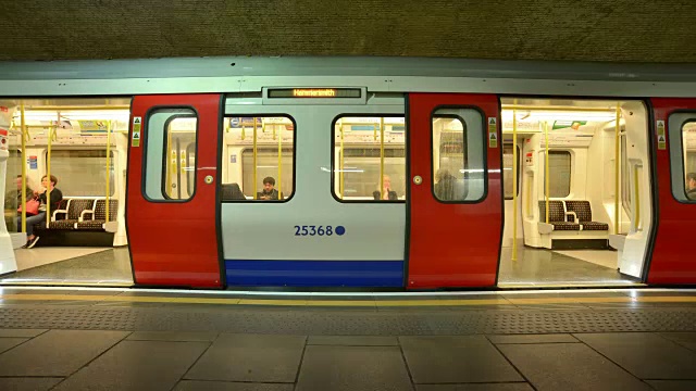 在贝克街站，乘客们正准备登上伦敦地铁视频下载