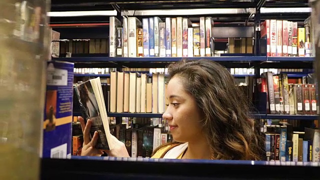 西班牙裔青少年家庭学校高中学生发现书在当地公共图书馆视频下载