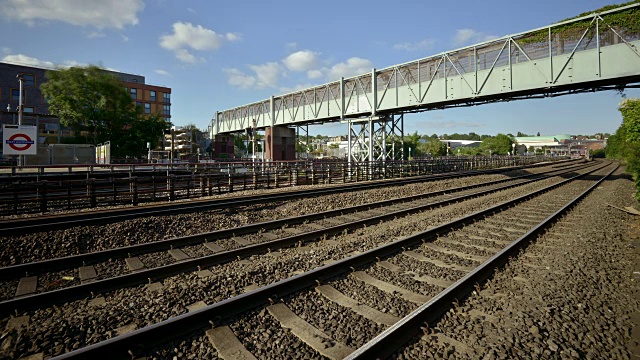 看到繁忙的北伦敦铁路路线，地铁到达和离开西汉普斯特德站视频素材
