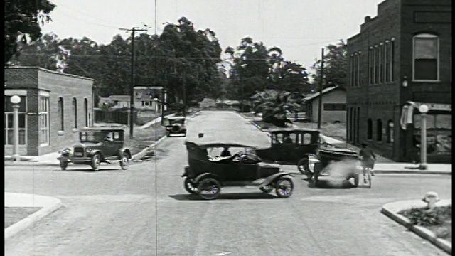 19世纪10年代/20年代的汽车在十字路口绕着交警打转，让他晕头转向视频下载