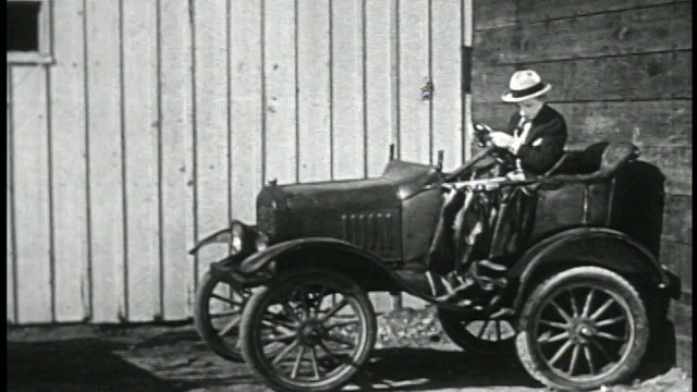1928年的一个男人(拉里·西蒙)在敞篷车里被卡车像手风琴一样撞得粉碎视频素材