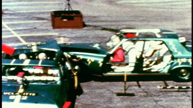 1968年，慢镜头高角度汽车装满假人与另一辆在测试轨道上相撞(3次)/教育视频下载