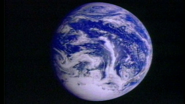 1980年CGI特写地球在太空中旋转/纪录片视频素材
