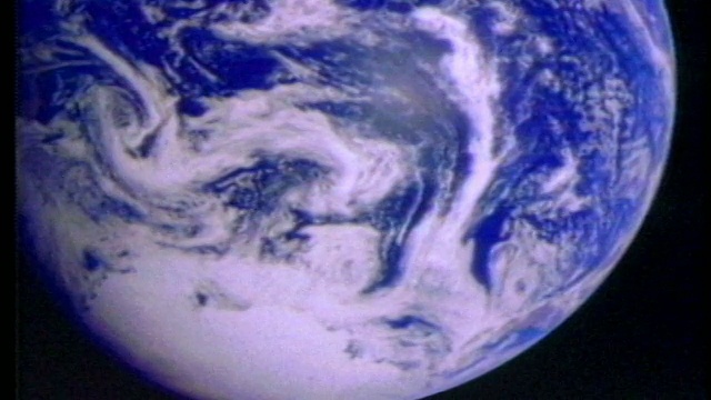 1980年CGI极端近距离地球旋转在太空/纪录片视频素材