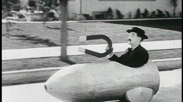 1923年B/W跟踪枪手(Snub Pollard)在微型汽车与巨大的磁铁沿着街道移动/特征视频下载