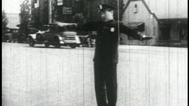 1927年，交通警察在街道上举手阻止交通视频下载