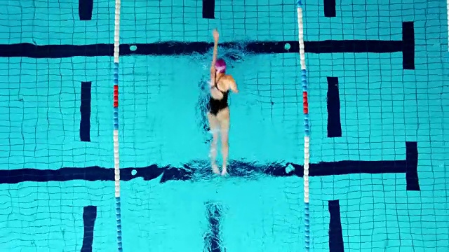 年轻的女游泳运动员视频素材