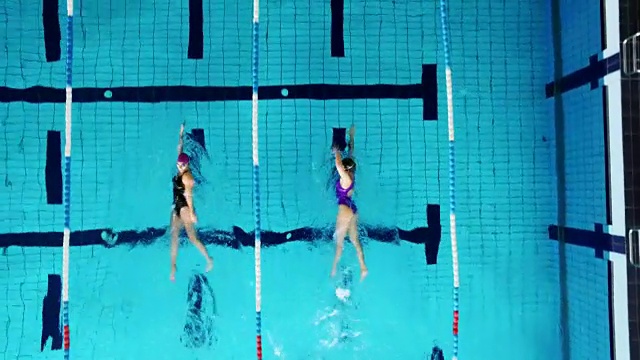年轻的女游泳运动员在游泳池里视频购买