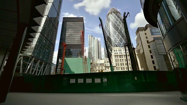 在伦敦金融城，起重机正在为一座新办公楼铺路视频素材