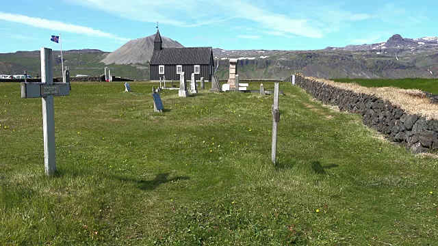 Búðakirkja，黑色木制教堂和墓地视频素材