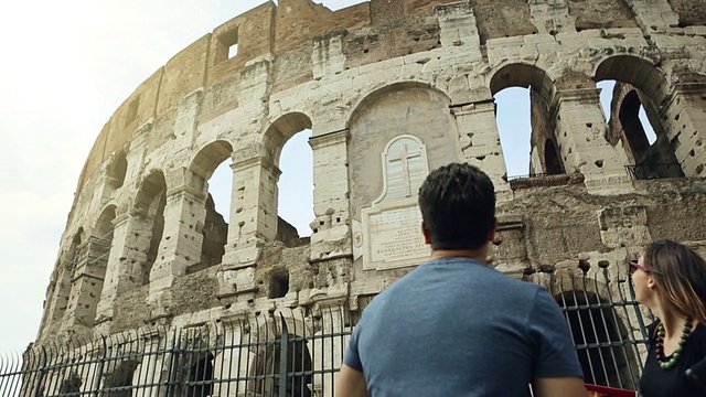 游客和导游在罗马竞技场前视频下载