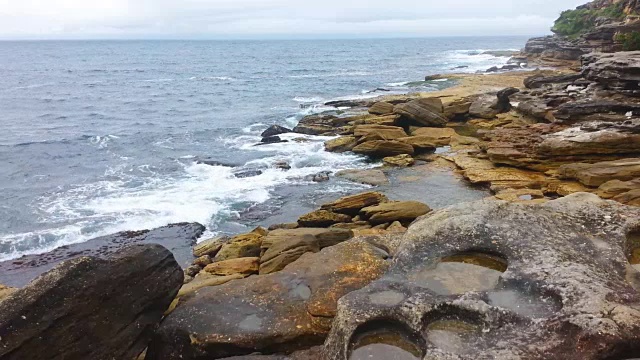 岩石和海洋在邦迪海滩视频下载