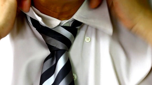 系上优雅的领带视频下载