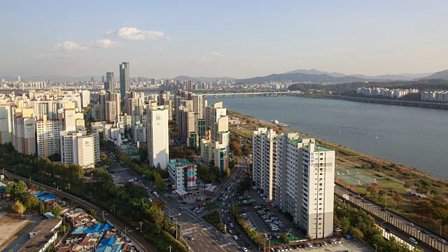 江南区(市中心区)和桐洞公寓后面的Dongjakdaegyo(桥)视频素材