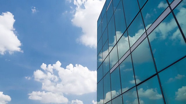 云的时间流逝反映在现代建筑的许多镜像方面。视频素材