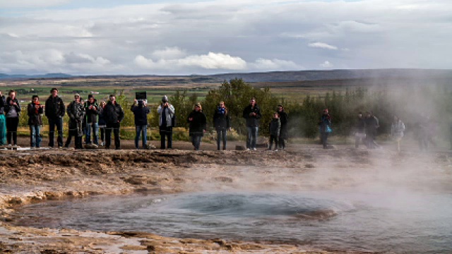 冰岛斯特拉库尔间歇泉喷发的慢镜头视频素材