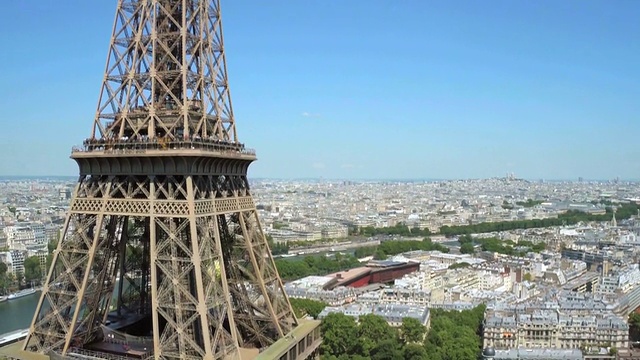 法国巴黎埃菲尔铁塔鸟瞰图视频下载