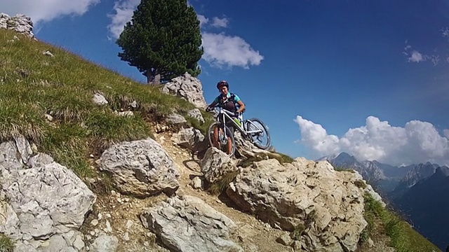 山地自行车视频:粗糙的轨道上的岩石视频素材