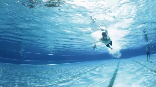 水下自由式游泳运动员视频下载