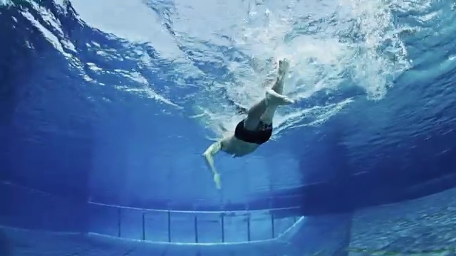 自由式游泳者在水下通过相机视频下载