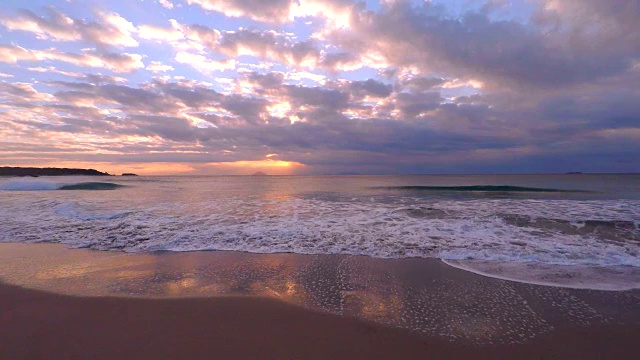 清晨和日出时海滩上的波浪- 4k -视频购买