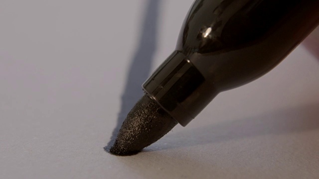 记号笔在纸表面绘图视频素材