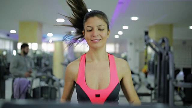 在跑步机上跑步的女人视频素材