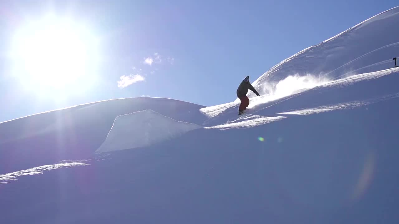 滑雪板运动员表演一个戏法视频素材