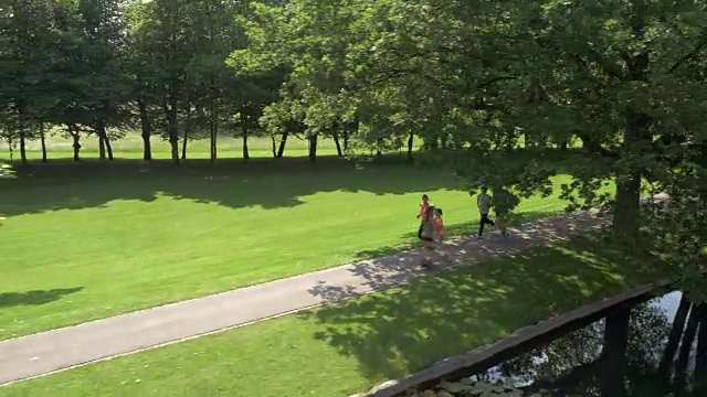空中家庭在公园的湖边慢跑视频下载