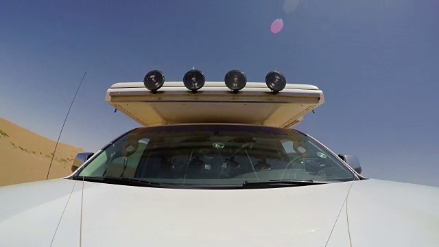 腾格里沙漠/阿拉山地区汽车行驶的WS POV视角视频下载