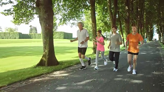 爷爷奶奶和孙子们一起慢跑视频素材