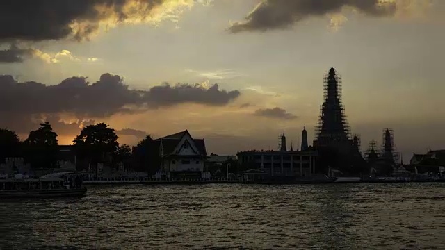 日落时间在Wat Arun，曼谷，泰国视频素材