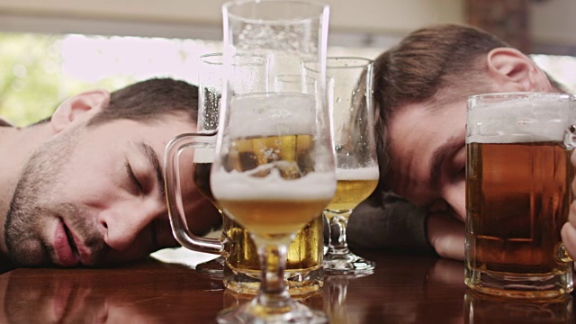 酒醉的朋友睡在酒吧里视频下载