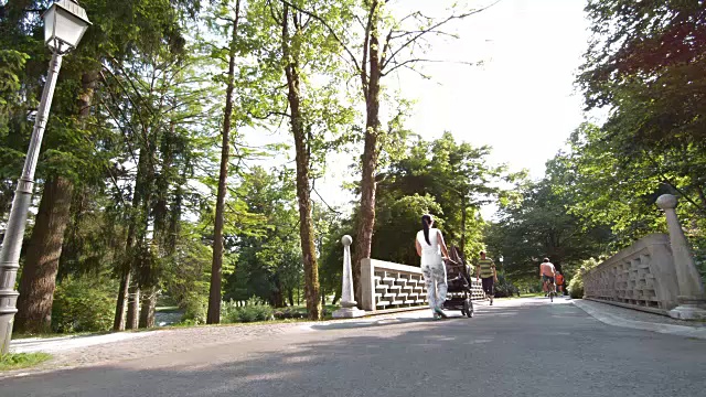 一对老夫妇慢跑穿过公园里的一座桥视频素材
