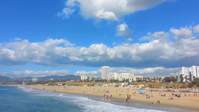 圣塔莫尼卡海滩在一个晴朗的日子视频下载