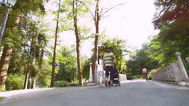 一个女人慢跑穿过公园里一座繁忙的桥视频素材