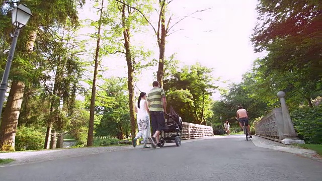 奶奶和孙女慢跑过公园里的一座桥视频素材