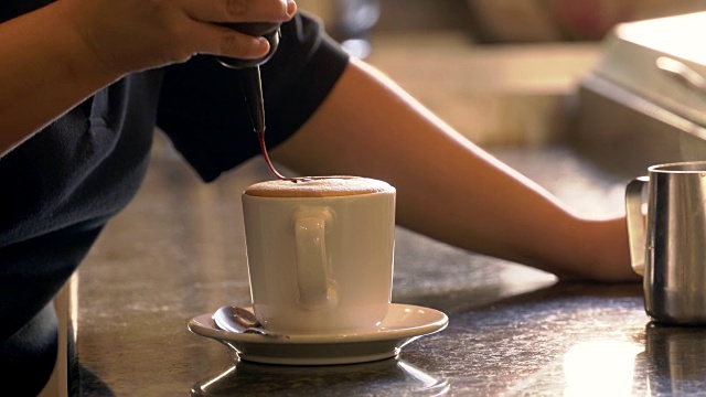 女咖啡师为拿铁/卡布奇诺添加了巧克力设计视频下载